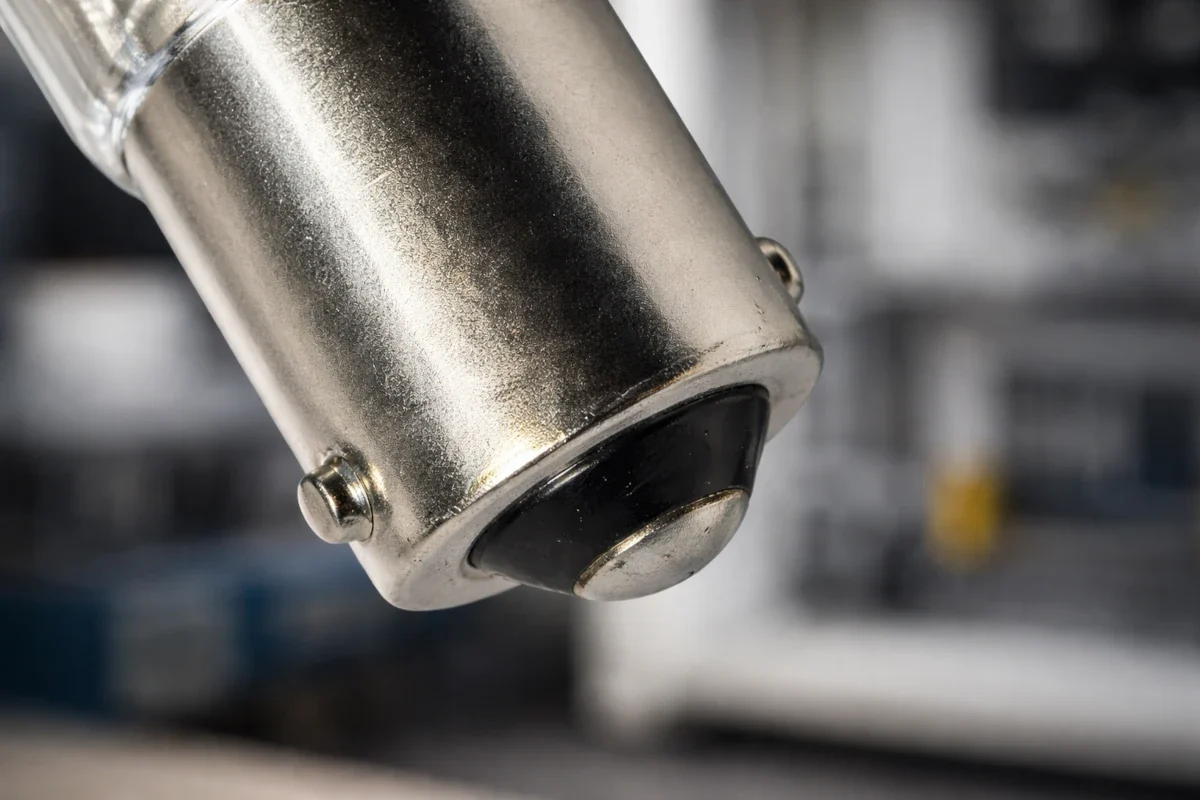 B15s Sockel Erklärung und Unterschied zu B15d B15s Bajonettsockel mit 15 mm Durchmesser und Einzelkontakt